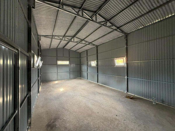 Montovaná plechová hala 6×8 m Zlatý dub s bránou 4×4 m 1