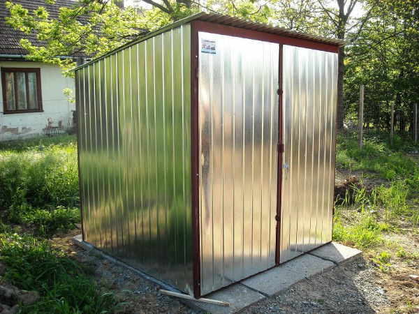 Plechová garáž 2×2,5 m – pozinkovaný plech, pultová strecha so spádom dozadu 2