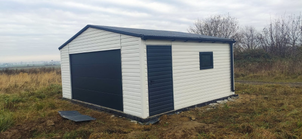 Plechová garáž 4×6 m so sedlovou strechou a sekčnou bránou 3×2 m