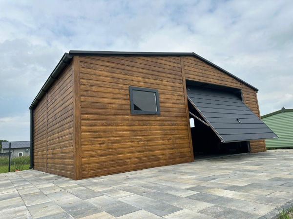 Plechová garáž so sedlovou strechou | orech svetlý + RAL 7016 | výklopná brána