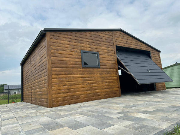 Plechová garáž so sedlovou strechou | orech svetlý + RAL 7016 | výklopná brána 1