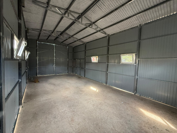 Montovaná plechová hala 6×8 m Zlatý dub s bránou 4×4 m 10
