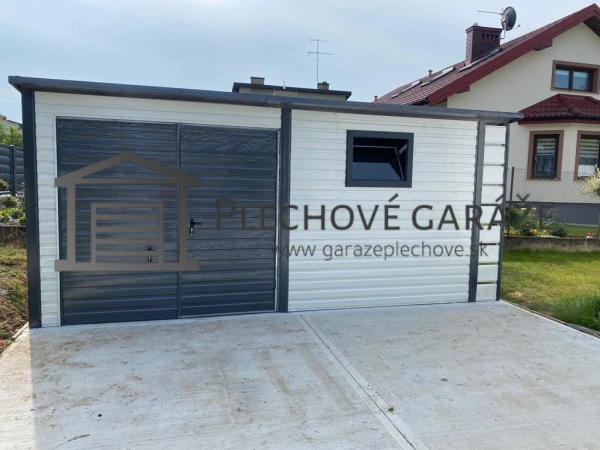 Záhradný domček 5×2,5 m s prístreškom a výklopnou bránou | biela RAL 9010 + grafit RAL 701