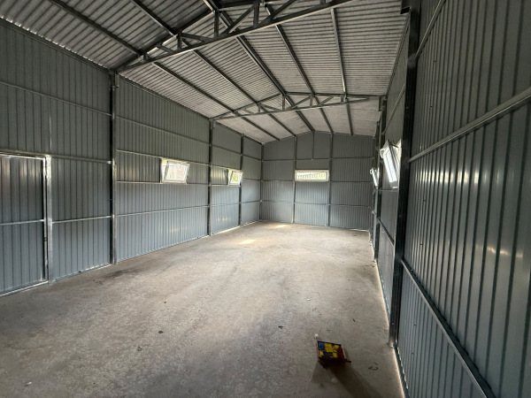 Montovaná plechová hala 6×8 m Zlatý dub s bránou 4×4 m 8
