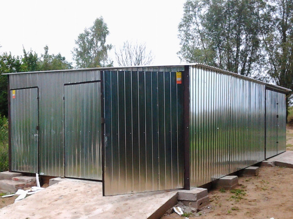 Plechová garáž 6x8 m pozinkovaná so spádom doprava | 2x dvojkrídlová brána + personálne