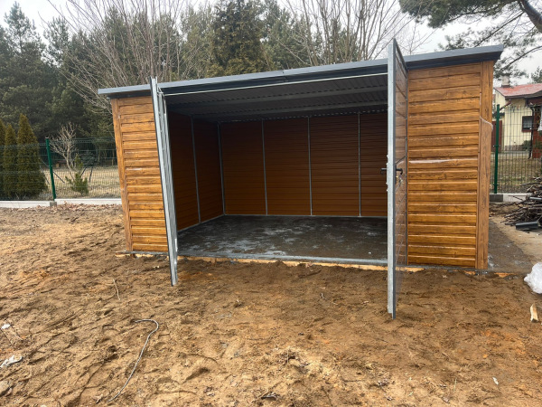 Záhradný domček 5×3 m Zlatý dub s dvojkrídlovou bránou RAL 7016 1