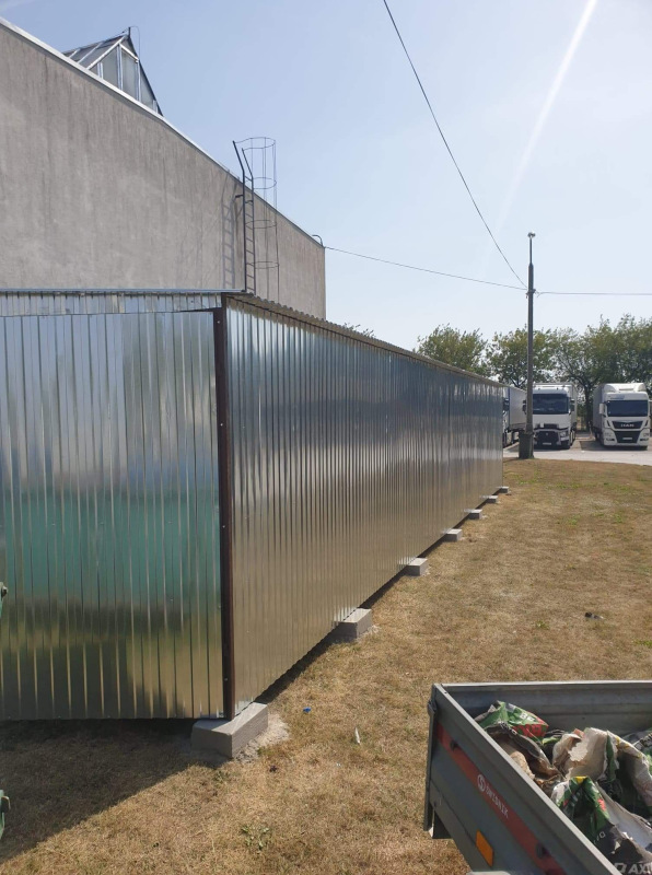 Pozinkovaná plechová garáž 4 × 14 m s dvojkrídlovou bránou 3