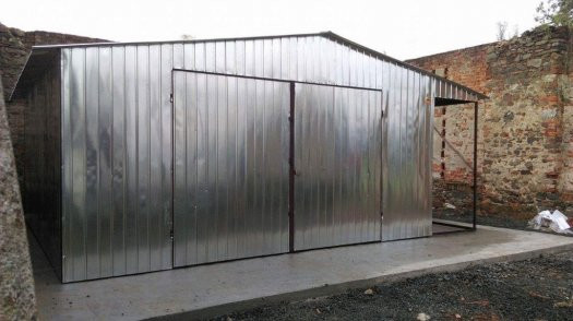Plechová pozinkovaná garáž 6,5 × 6 m – sedlová strecha + prístrešok