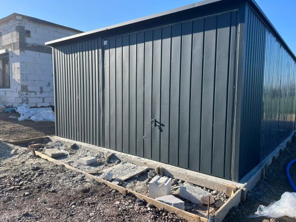 Plechová garáž 5×5 m – tmavý antracit (BTX 7016) 2