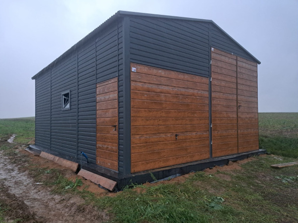 Montovaná plechová hala 6×8 m – antracit + zlatý dub, sedlová strecha, dovoz a montáž 1