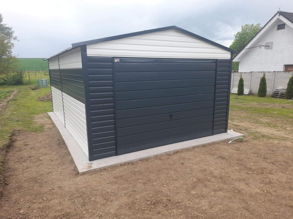 Plechová garáž ELEGANT 4×6 m – RAL 7016 antracit + RAL 9010 biela | Sedlová strecha 10