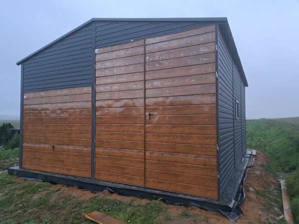 Montovaná plechová hala 6×8 m – antracit + zlatý dub, sedlová strecha, dovoz a montáž