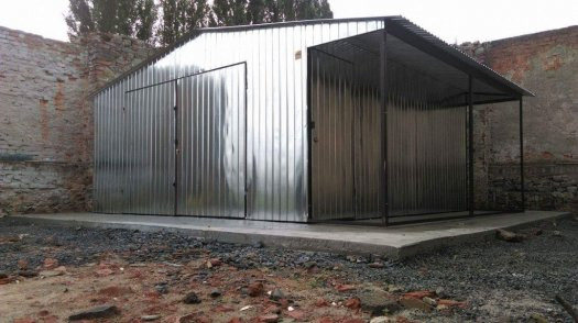 Plechová pozinkovaná garáž 6,5 × 6 m – sedlová strecha + prístrešok 1