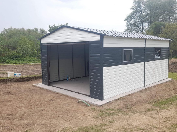 Plechová garáž ELEGANT 4×6 m – RAL 7016 antracit + RAL 9010 biela | Sedlová strecha 4