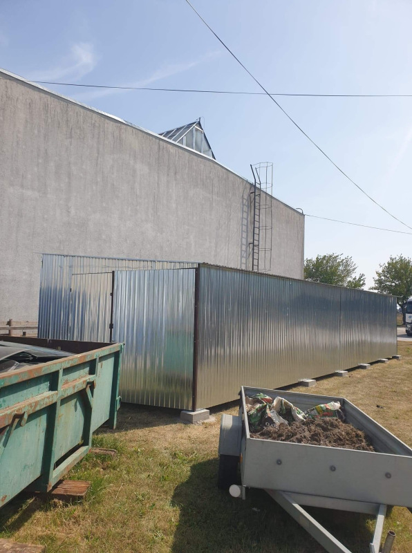 Pozinkovaná plechová garáž 4 × 14 m s dvojkrídlovou bránou 2