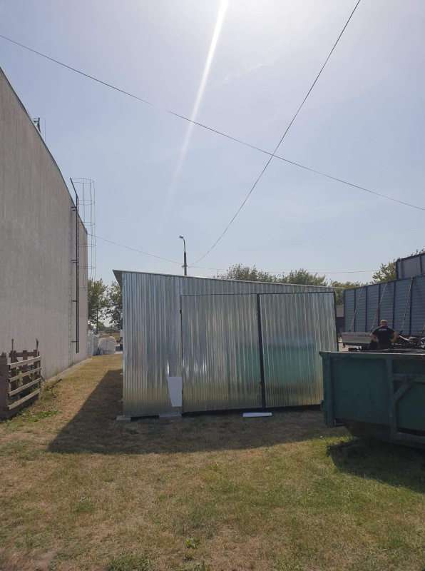 Pozinkovaná plechová garáž 4 × 14 m s dvojkrídlovou bránou
