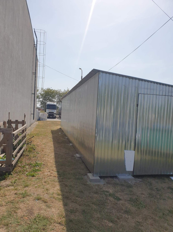 Pozinkovaná plechová garáž 4 × 14 m s dvojkrídlovou bránou 1