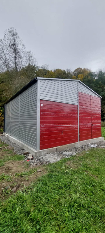 Plechová montovaná hala 6×8 m RAL9006/RAL3011 so sedlovou strechou, 2 bránami
