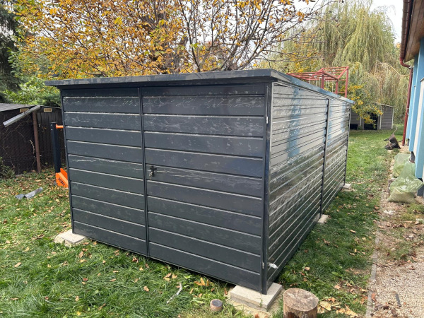 Plechová garáž 3×5 m GRAPHITE LINE – RAL 7016 (lesk), vodorovný trapéz, dvojkrídlová brána 2