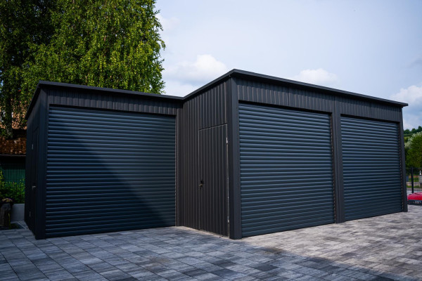 Montovaná dvojgaráž s pristavanou jednotkou – 6x5 m + 3x3 m (RAL 7016)