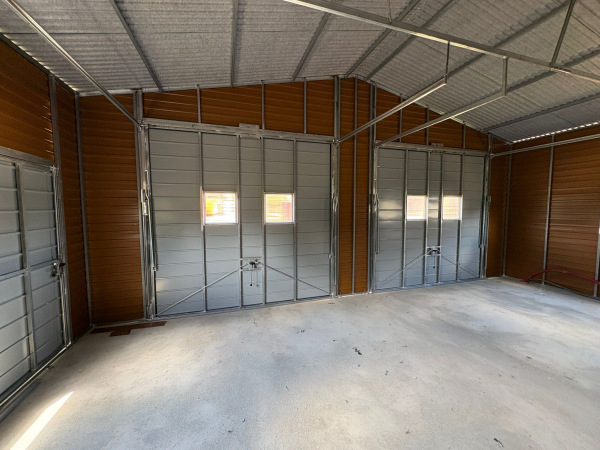 Prémiová plechová dvojgaráž 8x6 m Zlatý dub so sedlovou strechou a výklopnými bránami 3