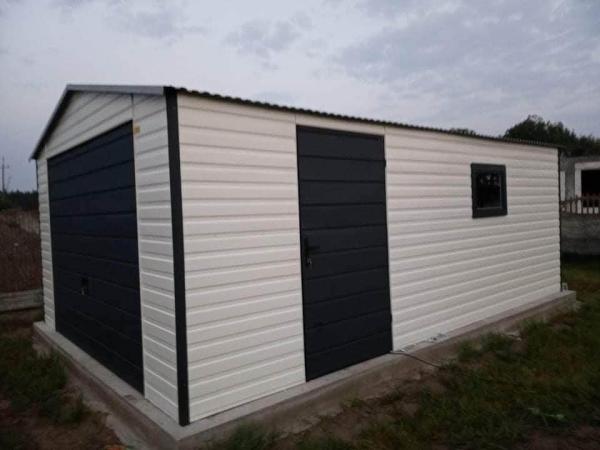 Plechová montovaná garáž 4×5 m so sedlovou strechou | RAL antracit + biela 5