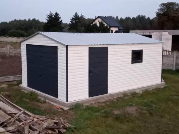 Plechová montovaná garáž 4×5 m so sedlovou strechou | RAL antracit + biela 7