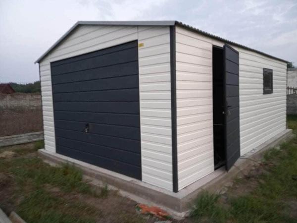 Plechová montovaná garáž 4×5 m so sedlovou strechou | RAL antracit + biela 8