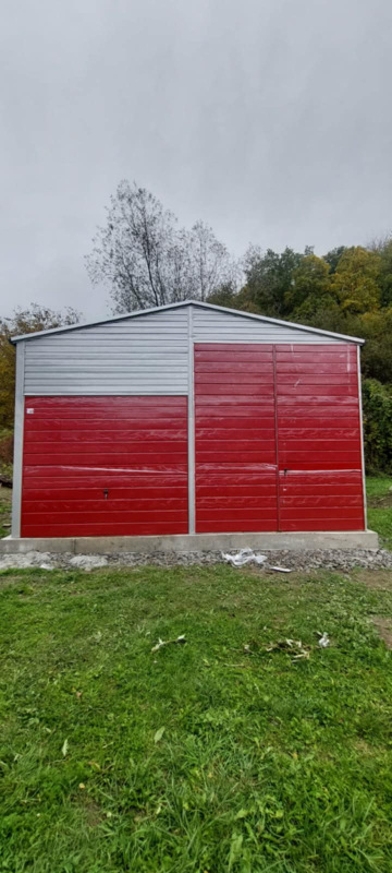 Plechová montovaná hala 6×8 m RAL9006/RAL3011 so sedlovou strechou, 2 bránami 9