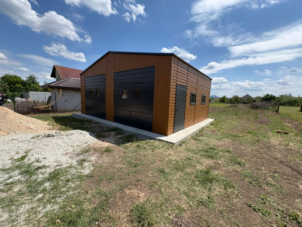 Prémiová plechová dvojgaráž 8x6 m Zlatý dub so sedlovou strechou a výklopnými bránami 1