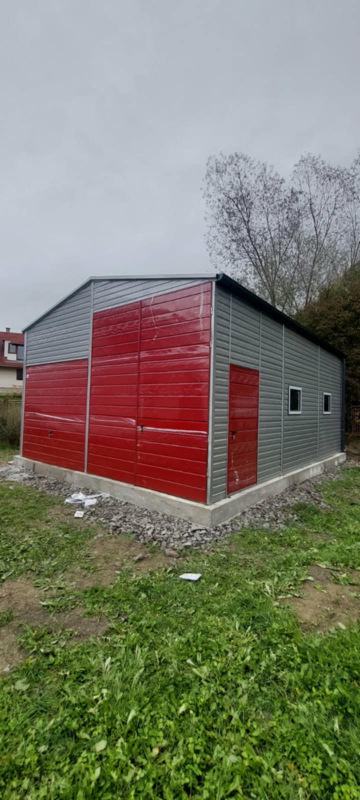 Plechová montovaná hala 6×8 m RAL9006/RAL3011 so sedlovou strechou, 2 bránami 3