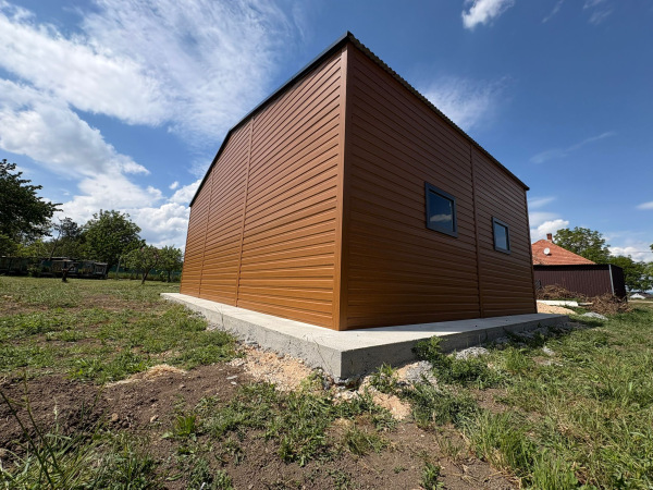 Prémiová plechová dvojgaráž 8x6 m Zlatý dub so sedlovou strechou a výklopnými bránami 2