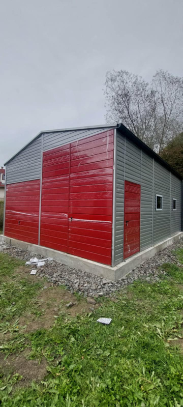 Plechová montovaná hala 6×8 m RAL9006/RAL3011 so sedlovou strechou, 2 bránami 2