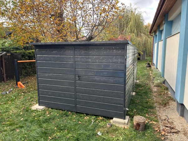 Plechová garáž 3×5 m GRAPHITE LINE – RAL 7016 (lesk), vodorovný trapéz, dvojkrídlová brána