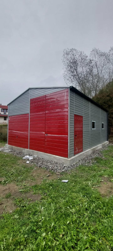 Plechová montovaná hala 6×8 m RAL9006/RAL3011 so sedlovou strechou, 2 bránami 8