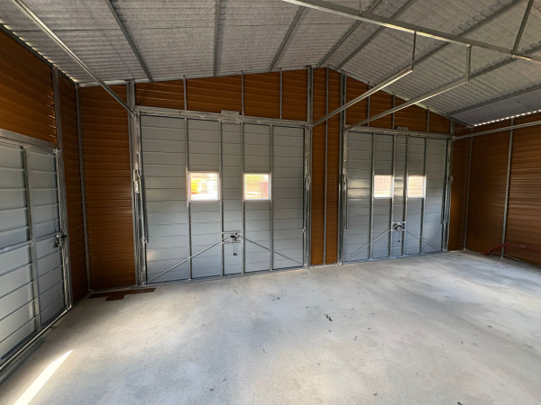 Prémiová plechová dvojgaráž 8x6 m Zlatý dub so sedlovou strechou a výklopnými bránami 4