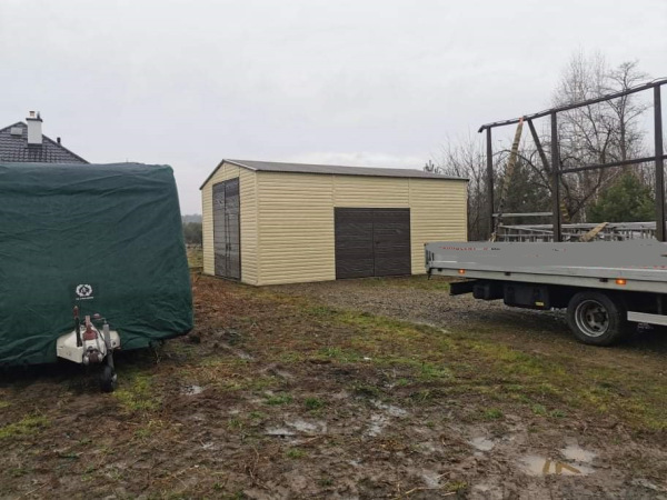 Plechová garáž / sklad 6×8 m – dvojspádová strecha, RAL 8017 (hnedá) 2