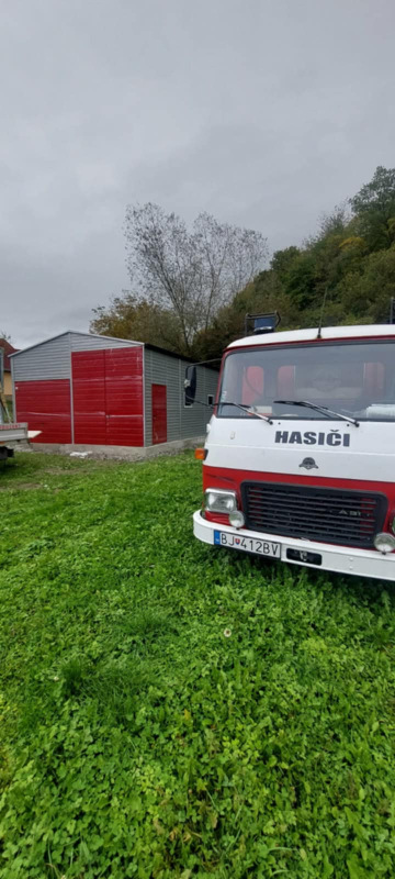 Plechová montovaná hala 6×8 m RAL9006/RAL3011 so sedlovou strechou, 2 bránami 6