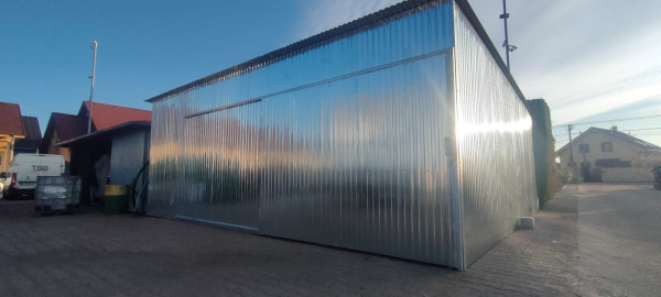 Plechová garáž 8×7 m so spádom dozadu - posúvna brána 1