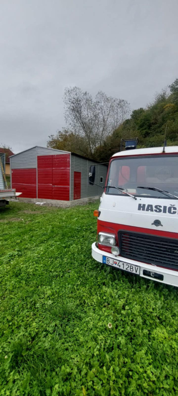 Plechová montovaná hala 6×8 m RAL9006/RAL3011 so sedlovou strechou, 2 bránami 7
