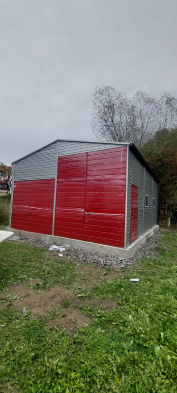 Plechová montovaná hala 6×8 m RAL9006/RAL3011 so sedlovou strechou, 2 bránami 5