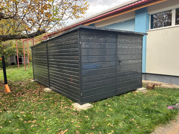 Plechová garáž 3×5 m GRAPHITE LINE – RAL 7016 (lesk), vodorovný trapéz, dvojkrídlová brána 3