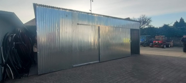 Plechová garáž 8×7 m so spádom dozadu - posúvna brána