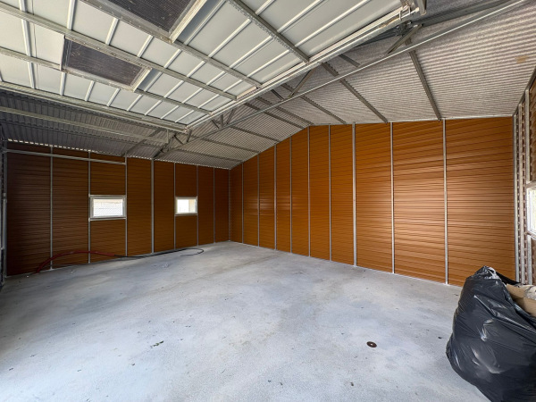 Prémiová plechová dvojgaráž 8x6 m Zlatý dub so sedlovou strechou a výklopnými bránami 5