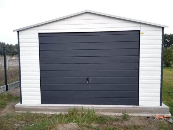 Plechová montovaná garáž 4×5 m so sedlovou strechou | RAL antracit + biela 2