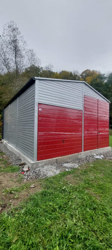 Plechová montovaná hala 6×8 m RAL9006/RAL3011 so sedlovou strechou, 2 bránami 1