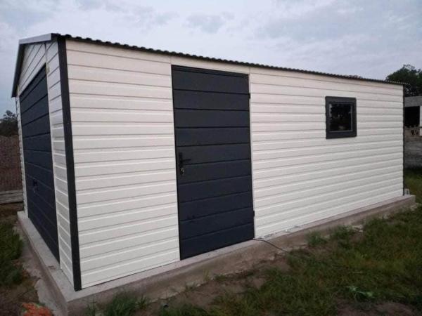 Plechová montovaná garáž 4×5 m so sedlovou strechou | RAL antracit + biela 3