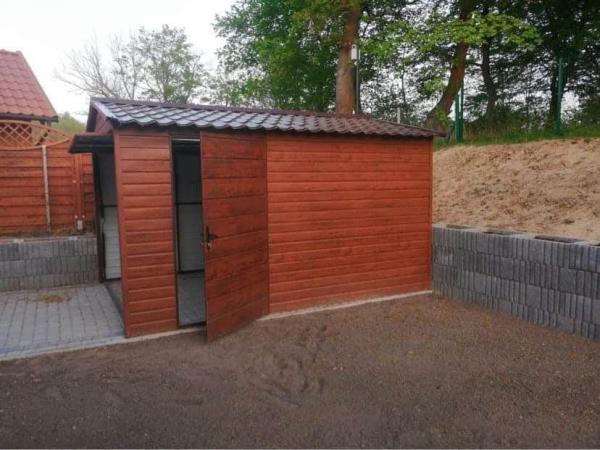 Plechová montovaná garáž 3 x 4 m so sedlovou strechou | RAL hnedá + drevodekor ORECH 4