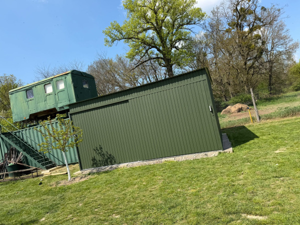 Plechová garáž 6x4 m – zelená matná, posuvná brána, výška 2,9 m 4