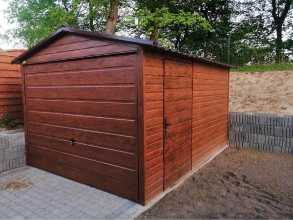 Plechová montovaná garáž 3 x 4 m so sedlovou strechou | RAL hnedá + drevodekor ORECH 6